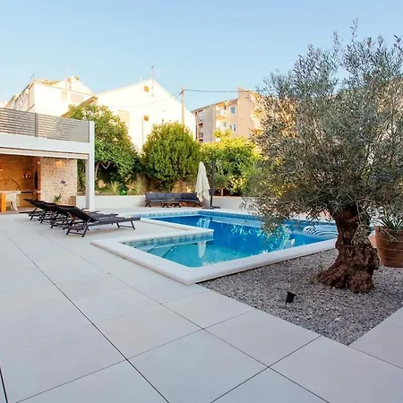 Heated Pool Kalega Σπλιτ