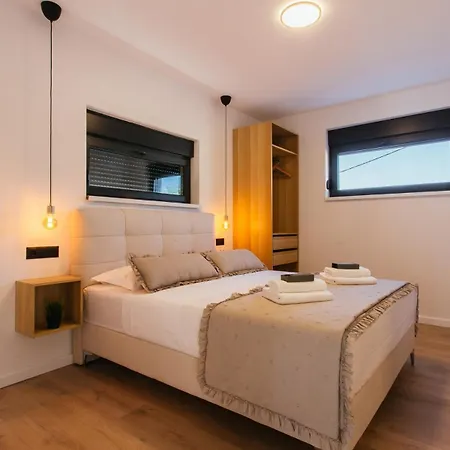 Heated Pool Kalega سبليت