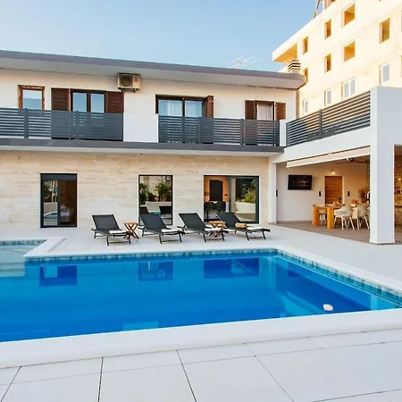 Apartamento Heated Pool Kalega